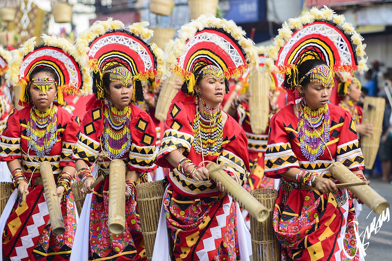 Traditional Filipino dancers